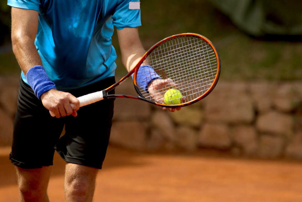 Hombre jugando al tenis