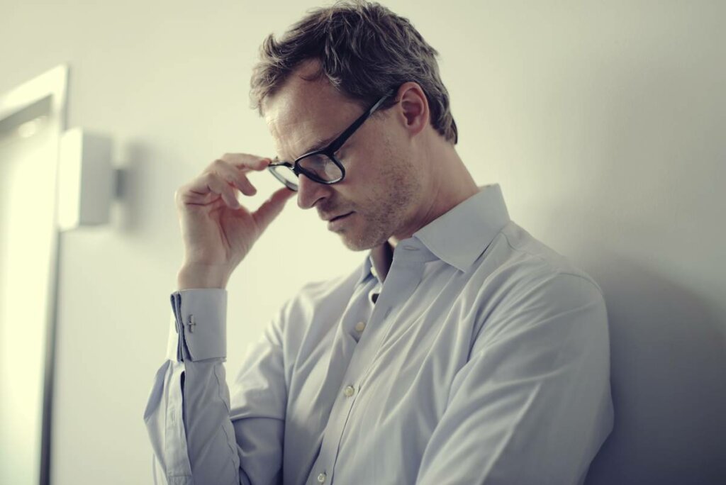 Homme pensant aux types de syndrome de l'imposteur