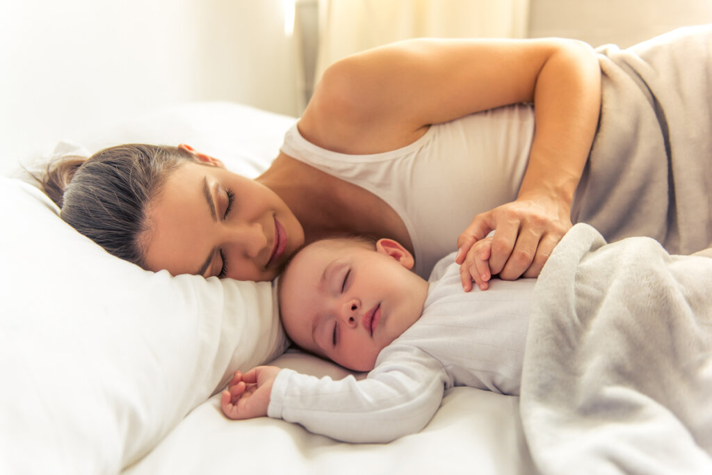 Madre y bebé en la cama