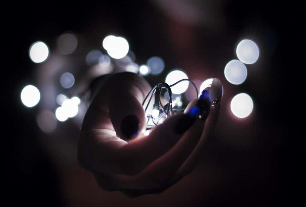 mano con luces simbolizando cómo replantear tu vida
