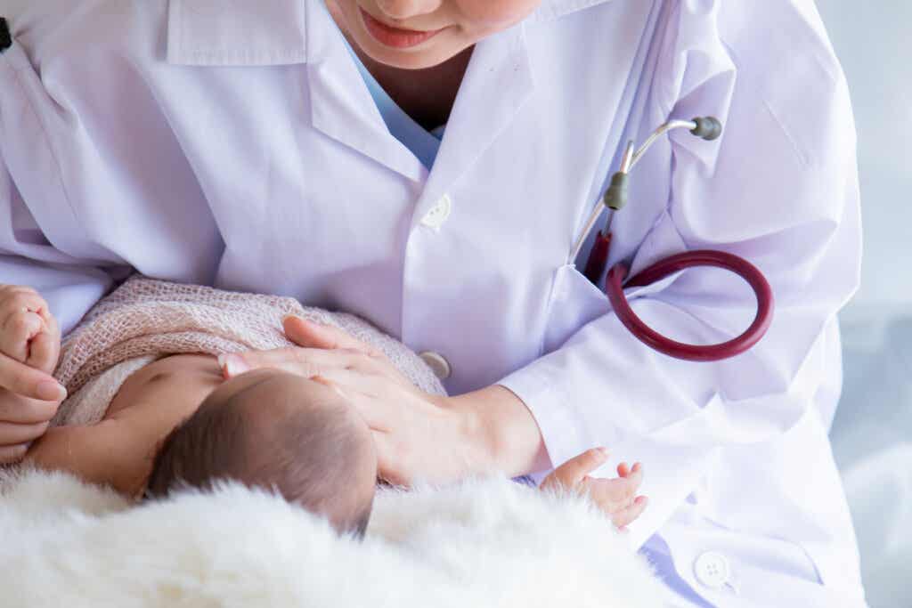 Médico haciendo una revisión a un bebé
