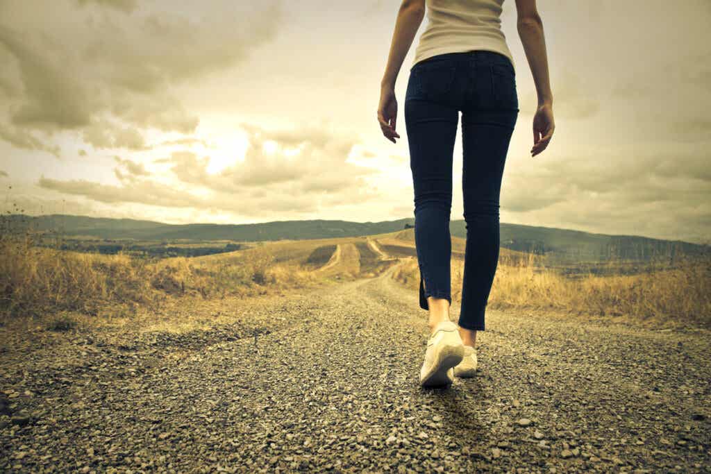 Mujer caminando por la carretera pensando que el el estrés nos envejece