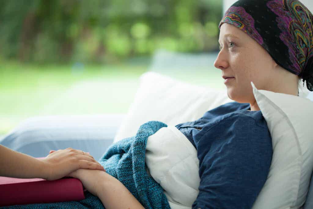 Mujer con cáncer haciendo terapia