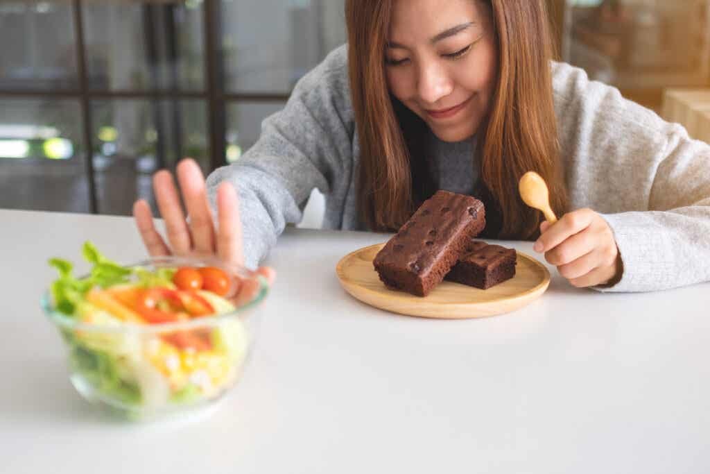 Mujer deseando comer chocolate