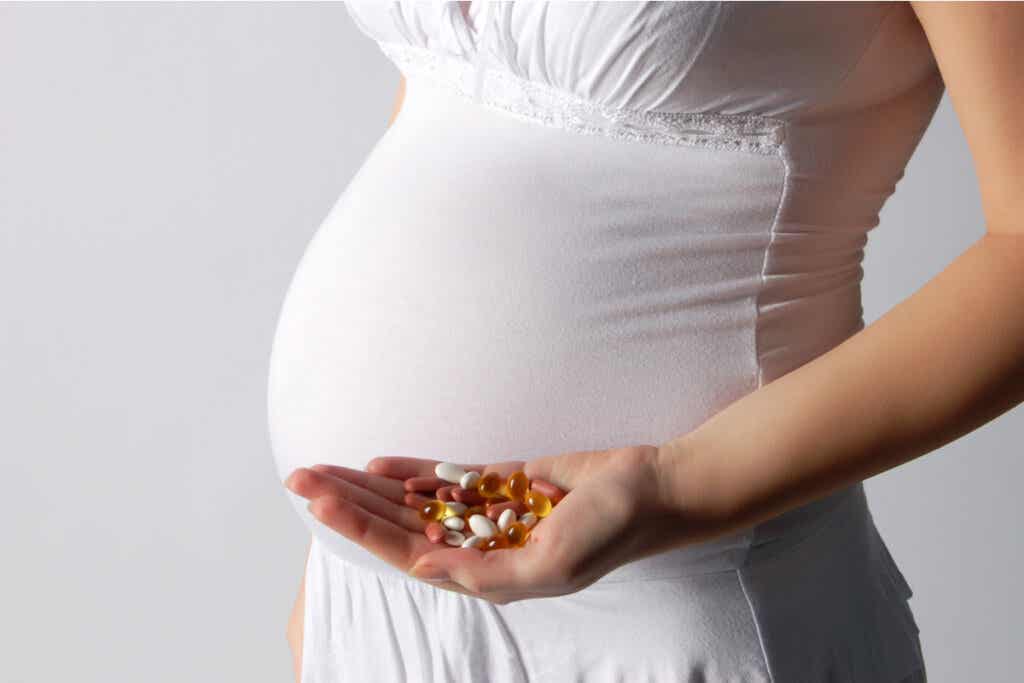 Mujer embarazada tomando pastillas