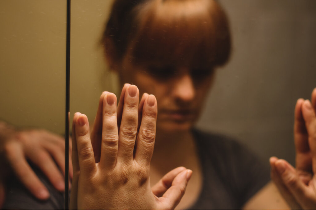 Mujer frente al espejo