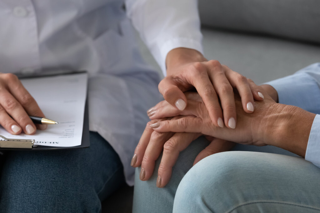 Mujer haciendo terapia psicológica adyuvante