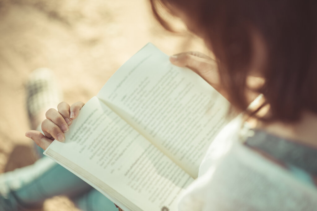 Mujer leyendo un libro sobre la edad real de tu cerebro