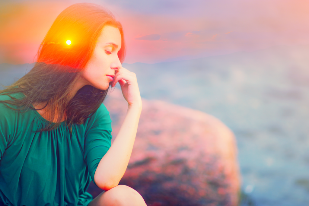 Femme avec une lumière dans son esprit et ses yeux fermés pensant au syndrome de l'objet brillant