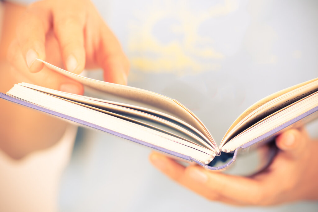 Mujer mirando un libro