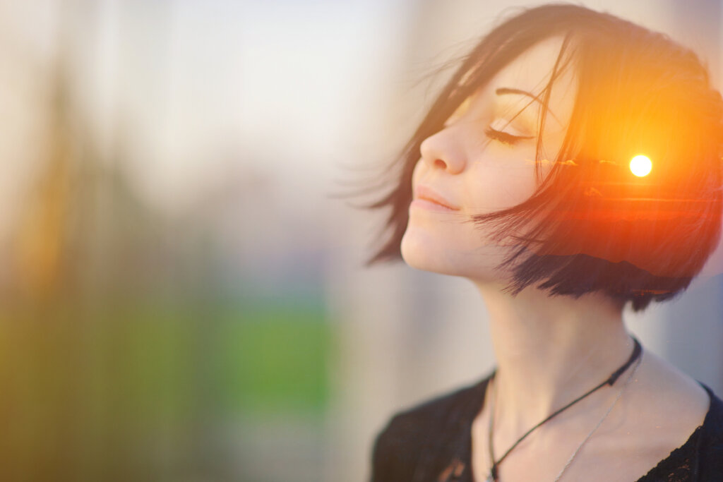 Mujer con los ojos cerrados pensando que ahora solo quiero tranquilidad