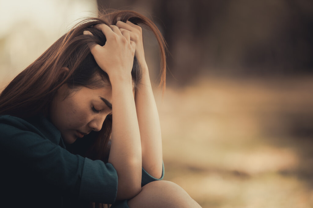 Treurige vrouw twijfelt
