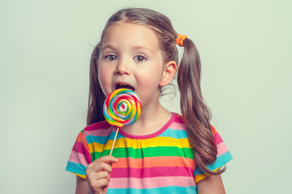 Niña comiendo una piruleta