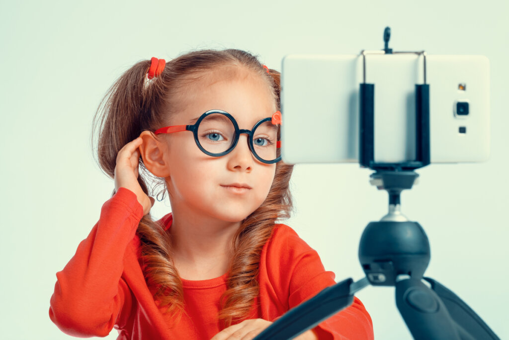 Niña grabándose con el móvil