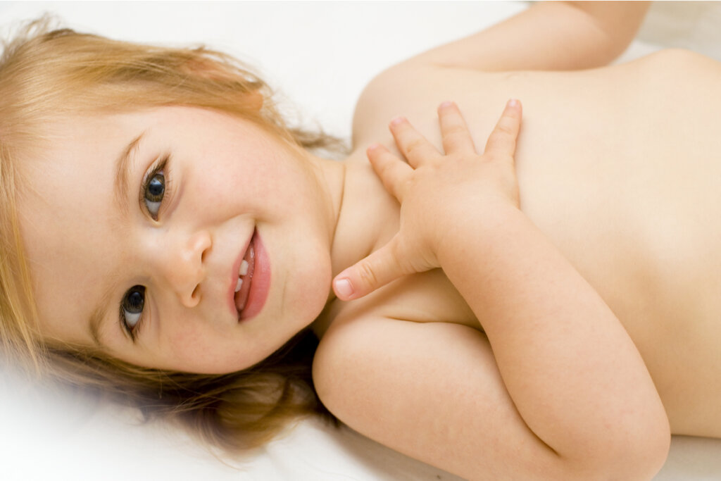 Niña sonriendo en la cama