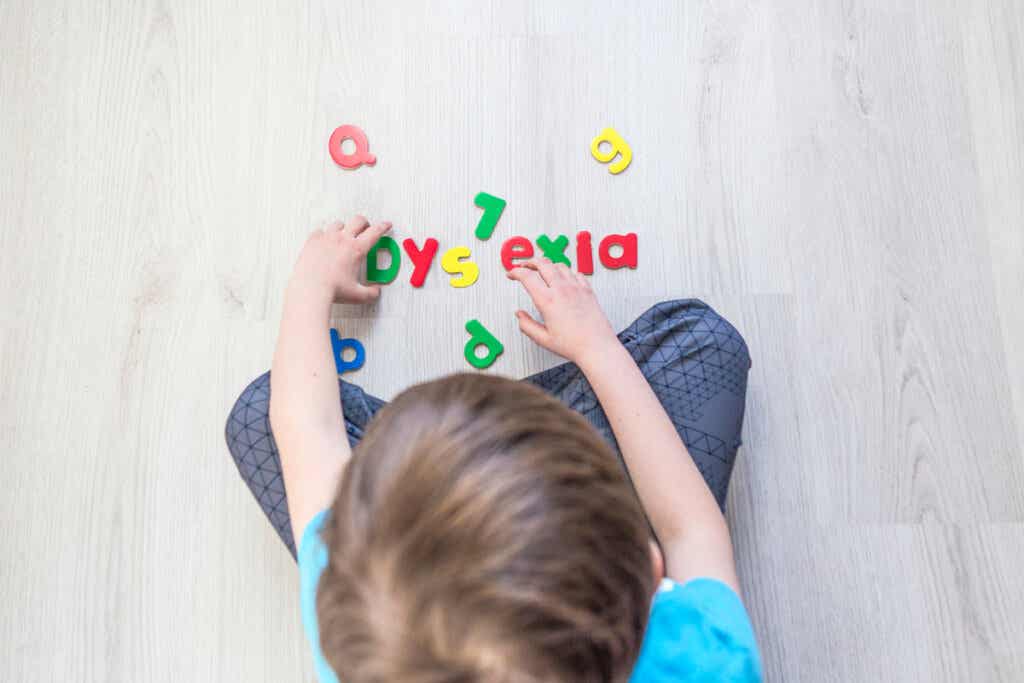 Niño formando la palabra dislexia