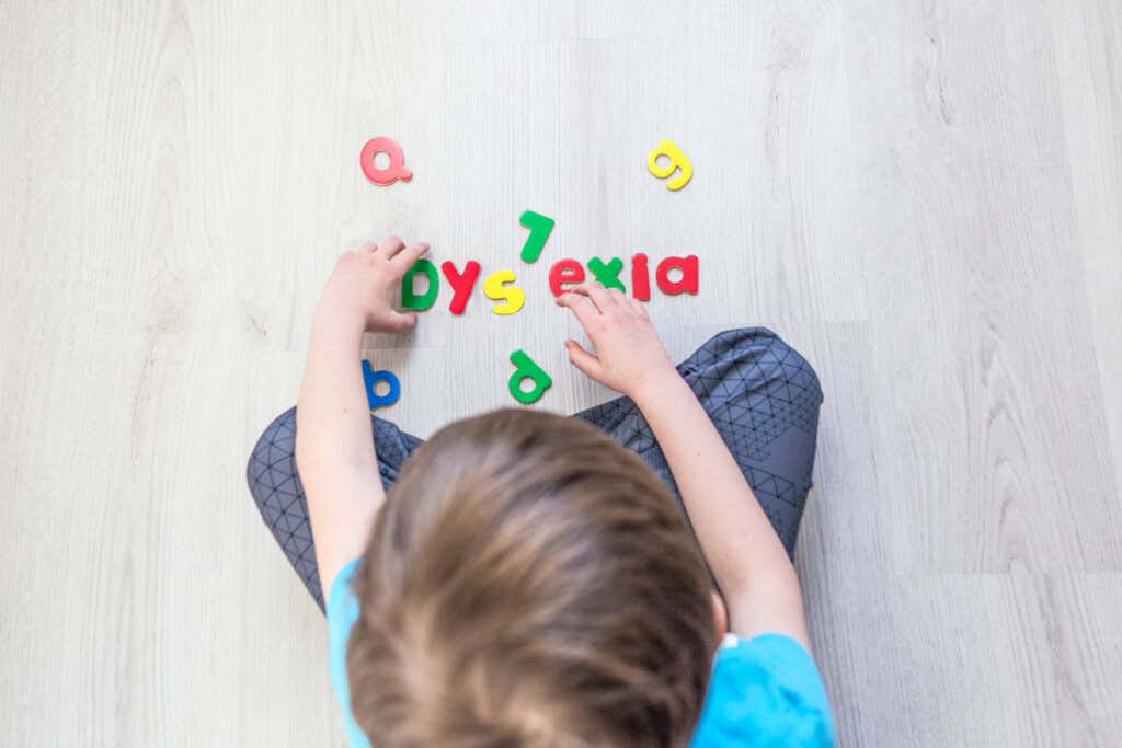 Niño formando la palabra dislexia