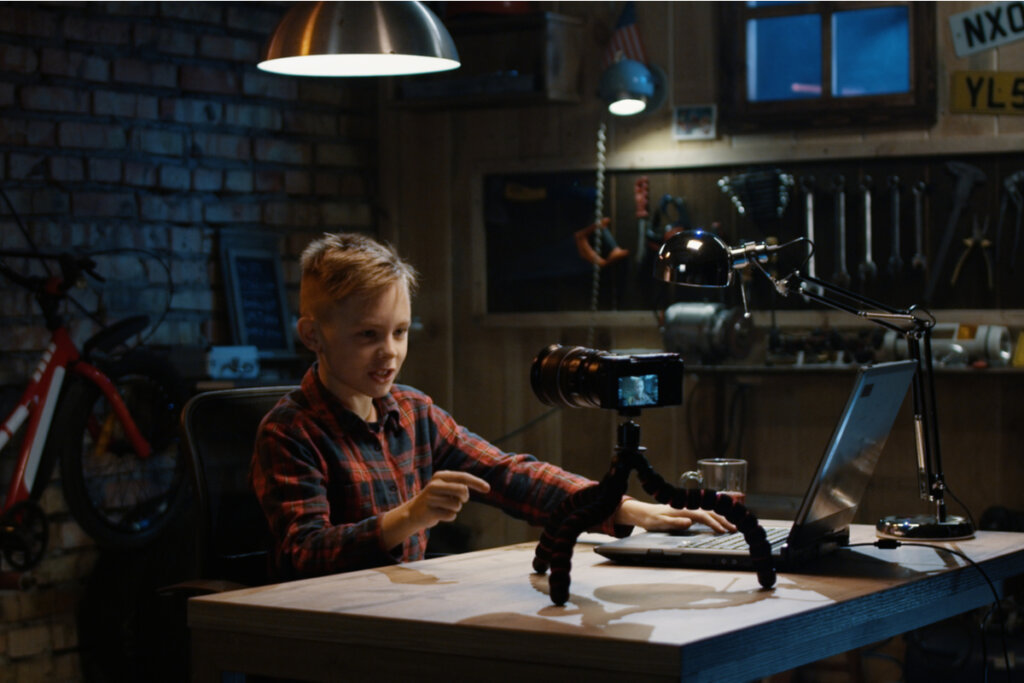 Niño grabando un vídeo