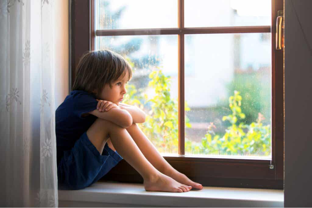 Kind am Fenster denkt über das Bitten nach
