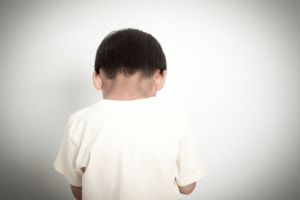 Niño con inteligencia límite de espaldas