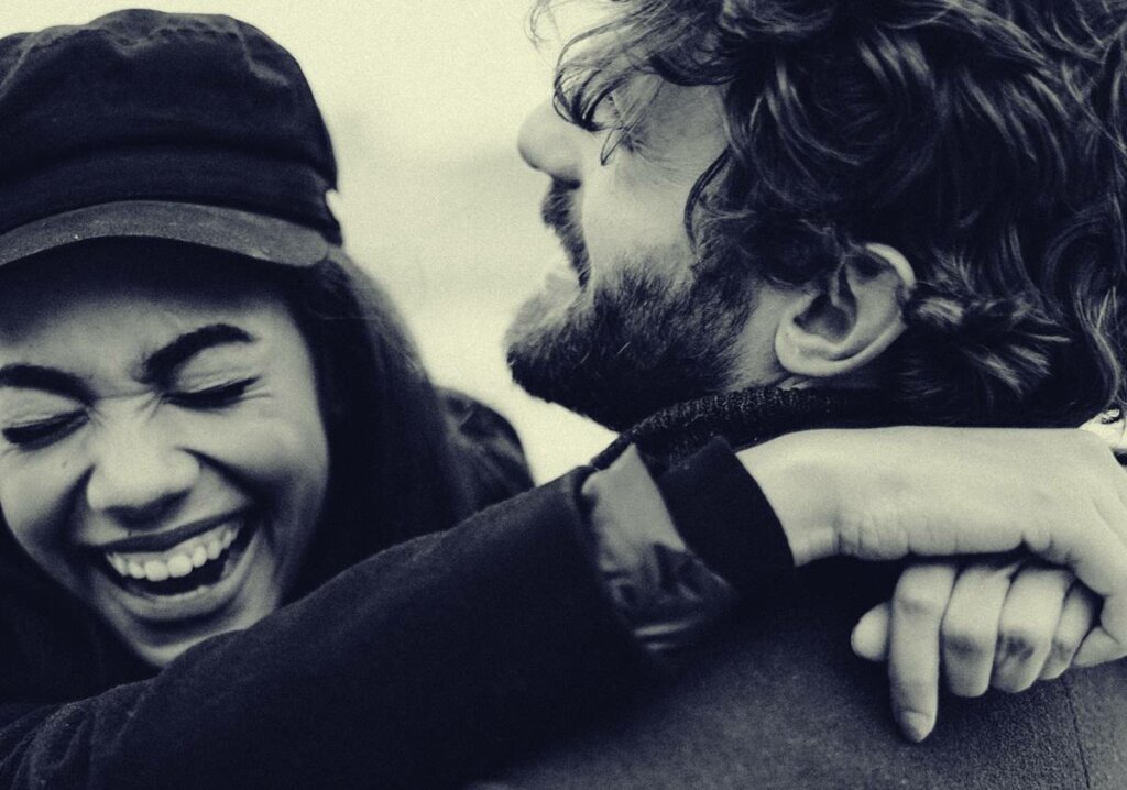 Pareja abrazándose liberando hormonas de la felicidad