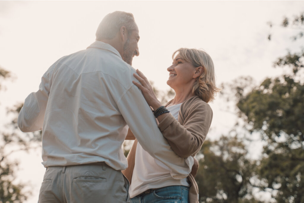 Pareja de adultos mayores bailando
