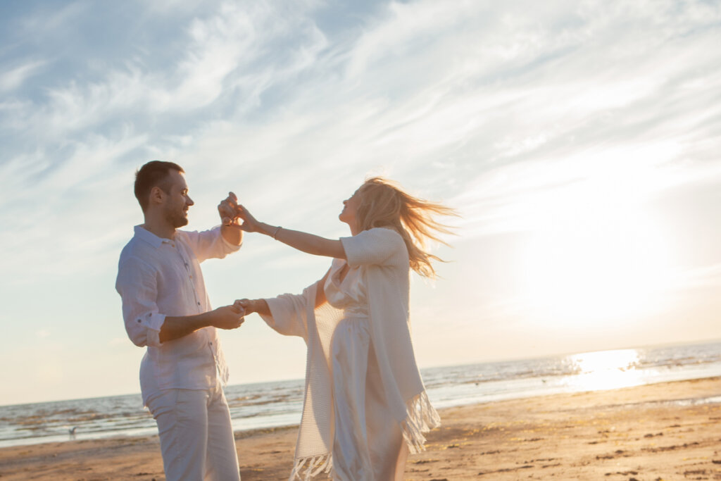 Pareja bailando en la playa