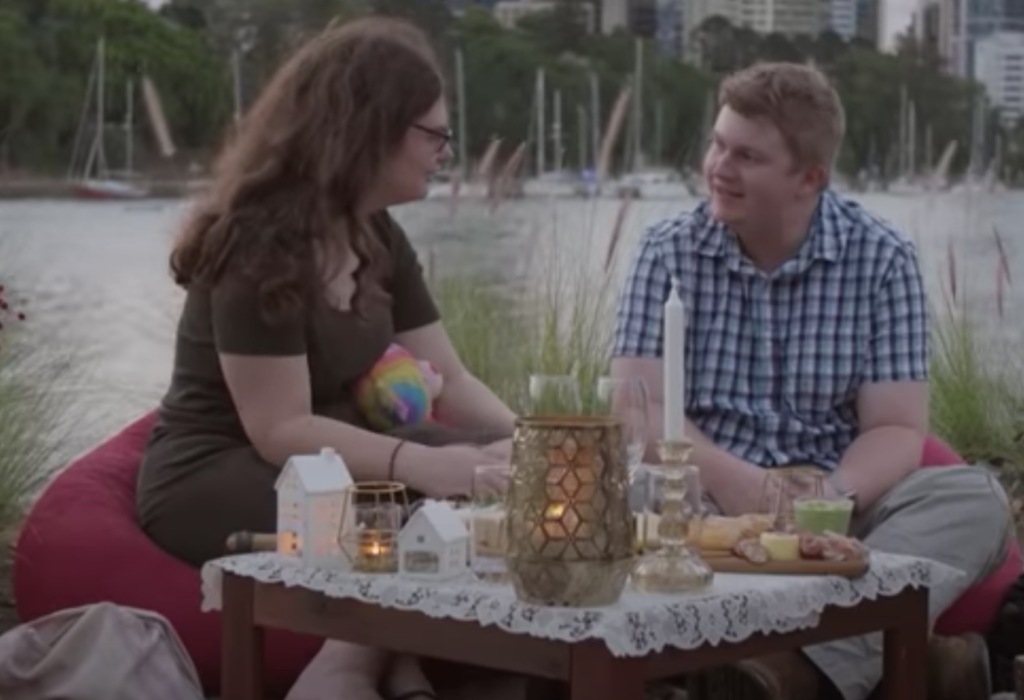 Pareja comiendo en el río