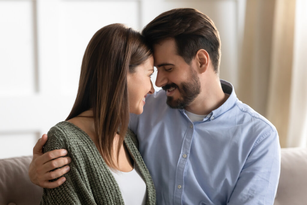 Pareja juntando cabezas