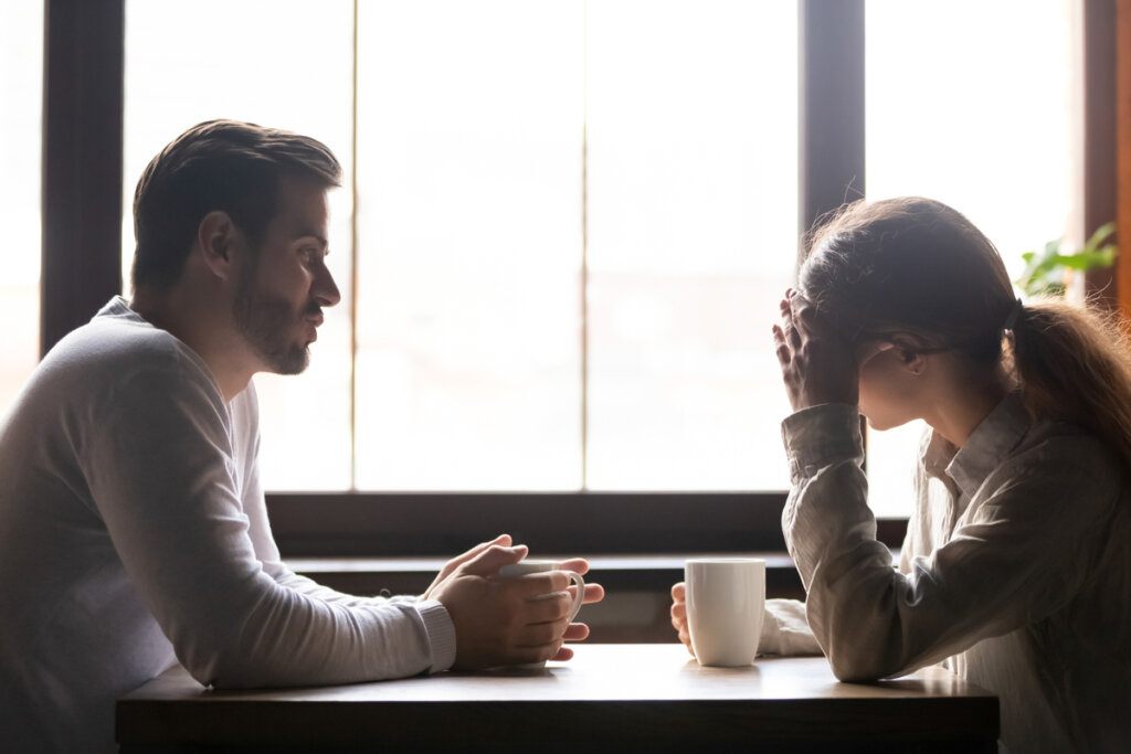 Pareja teniendo una conversación seria