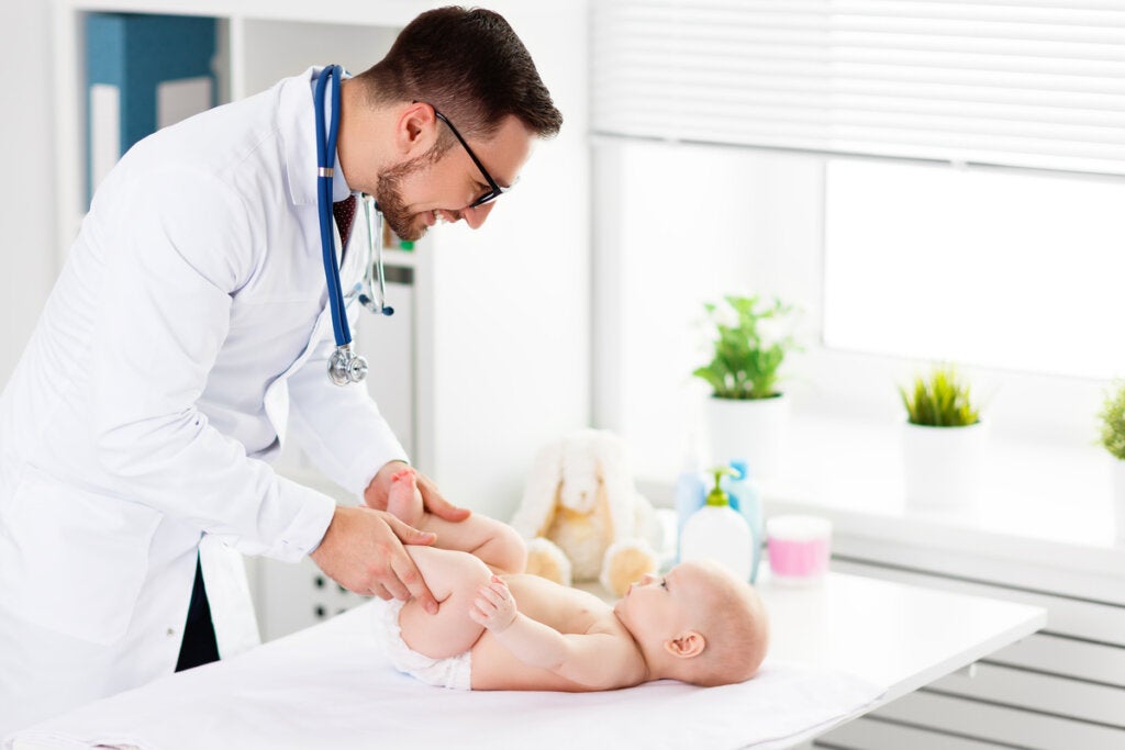 Pediatra con un bebé