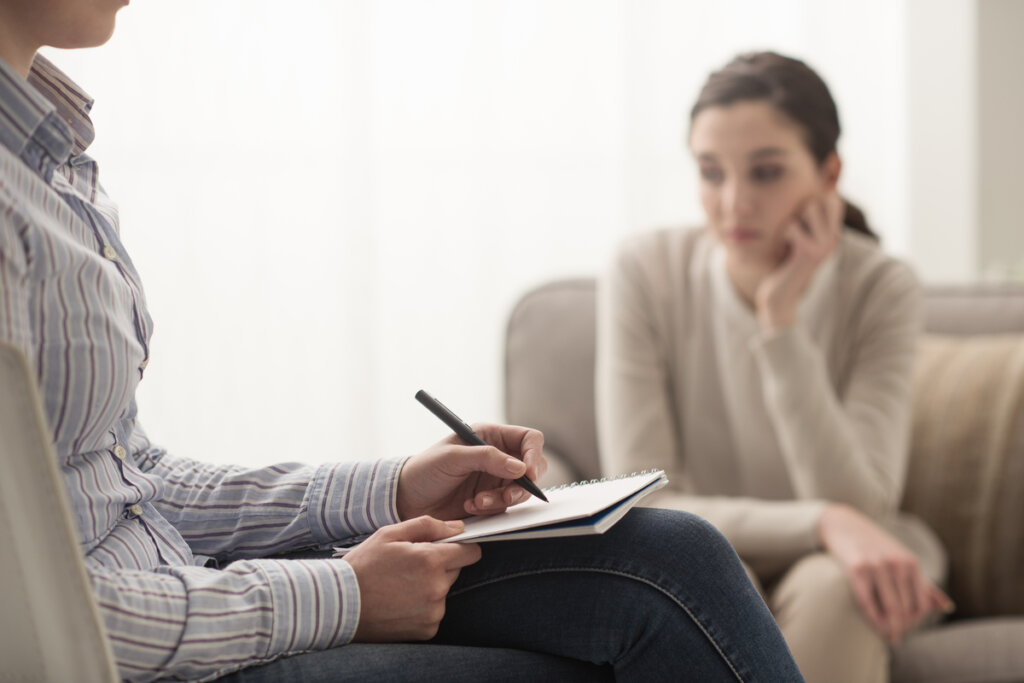Psicólogo haciendo terapia a una chica joven representando cuando me han diagnosticado un trastorno mental