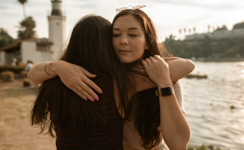 Amigas abrazándose simbolizando las amistades líquidas