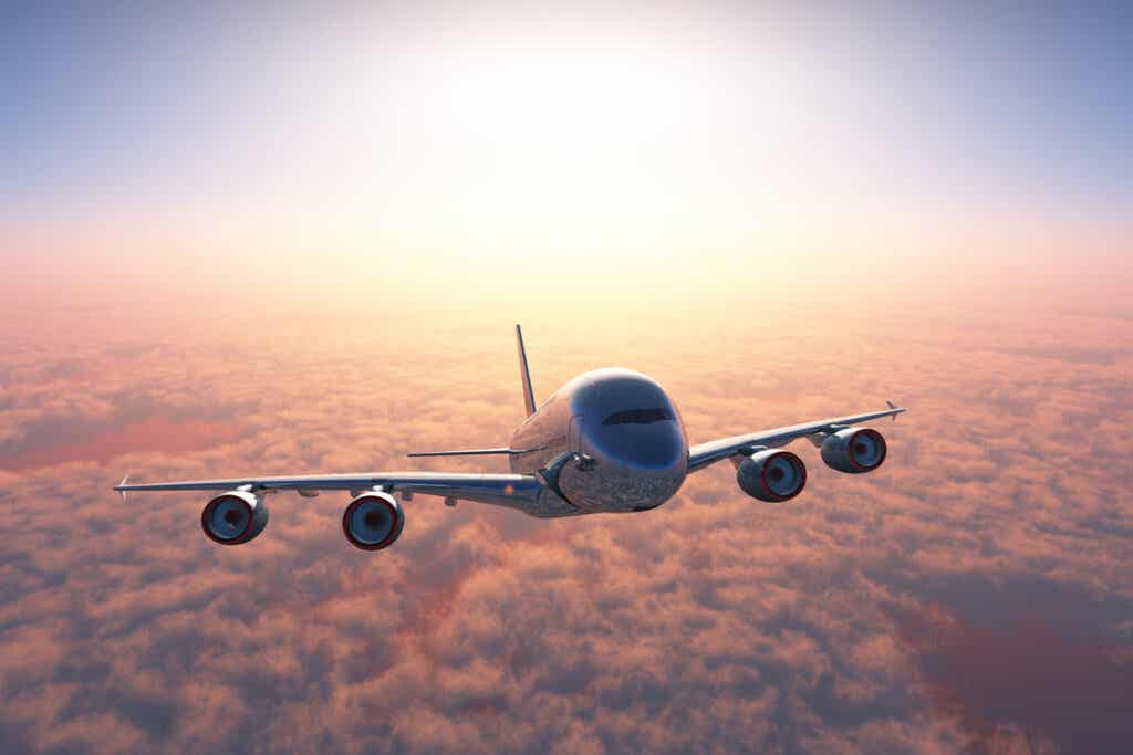 Avión volando por encima de las nubes
