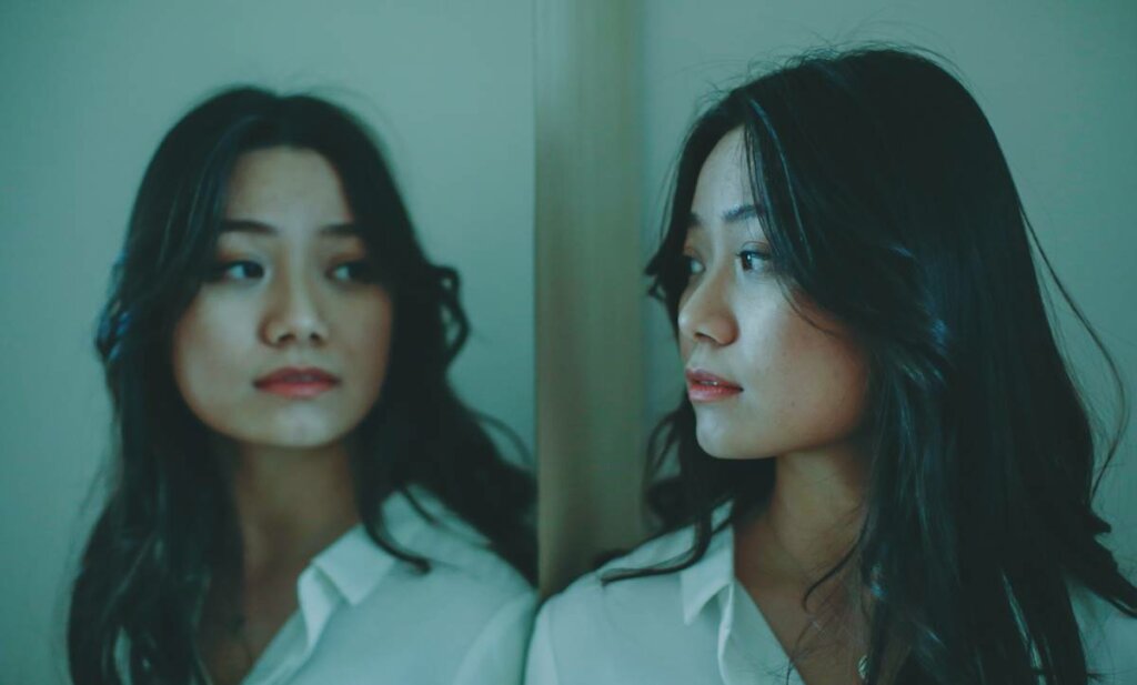 Mujer mirándose al espejo