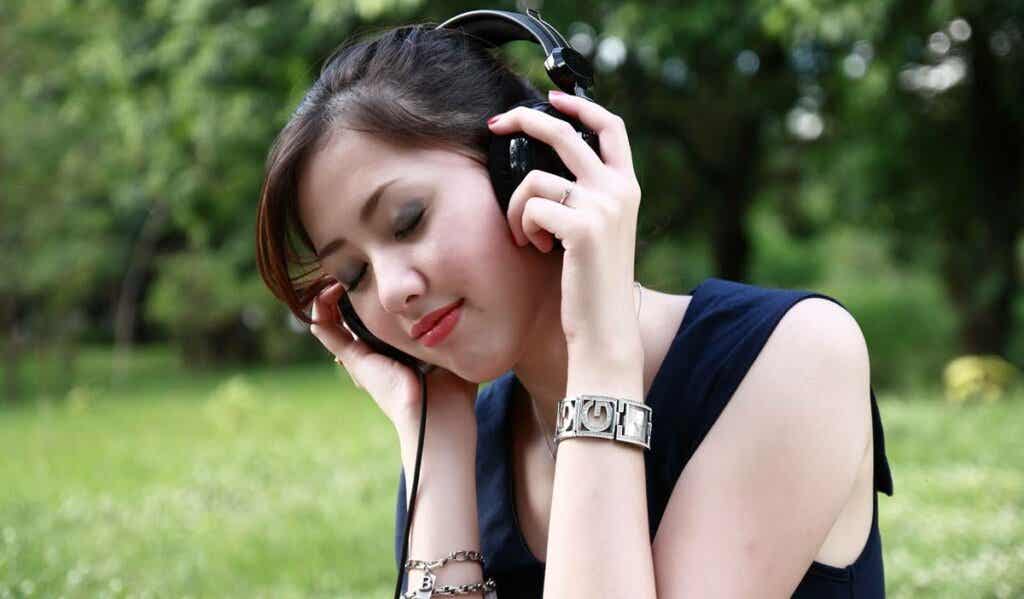 Meisje luistert naar muziek