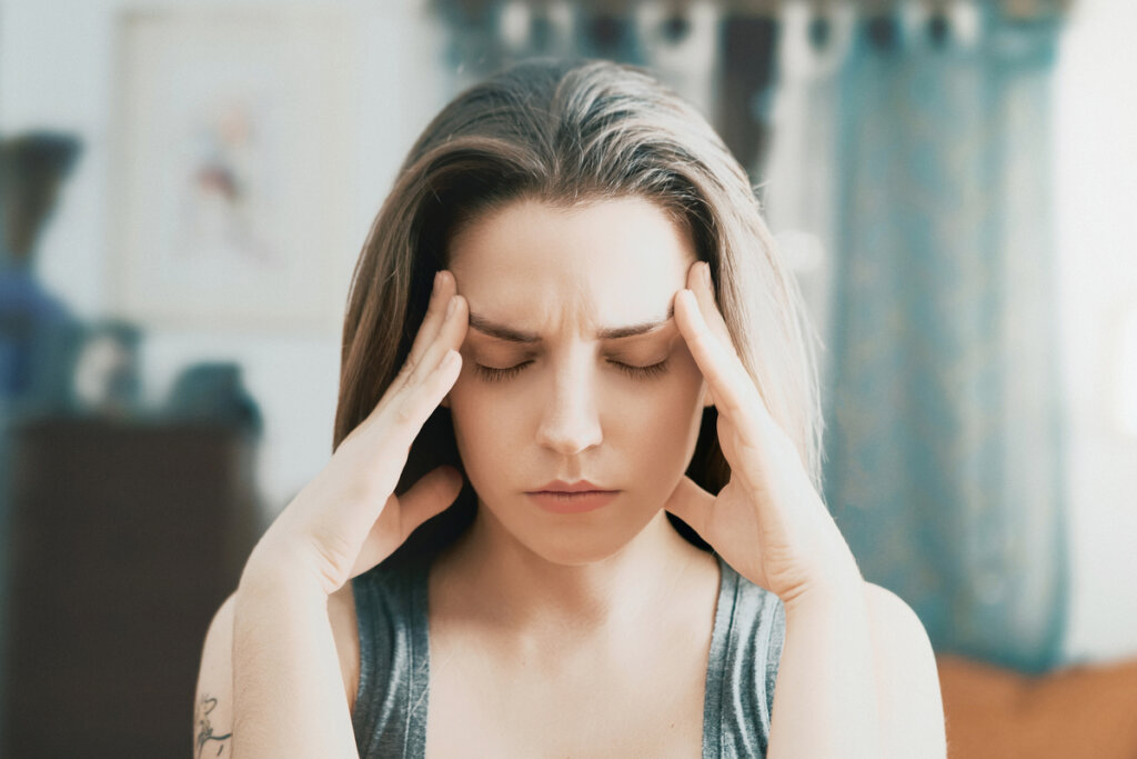 Fille stressée aux yeux fermés
