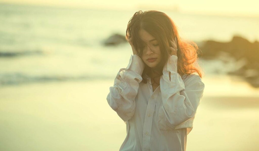 Chica preguntándose ¿Cómo afecta la baja autoestima a la relación de pareja?