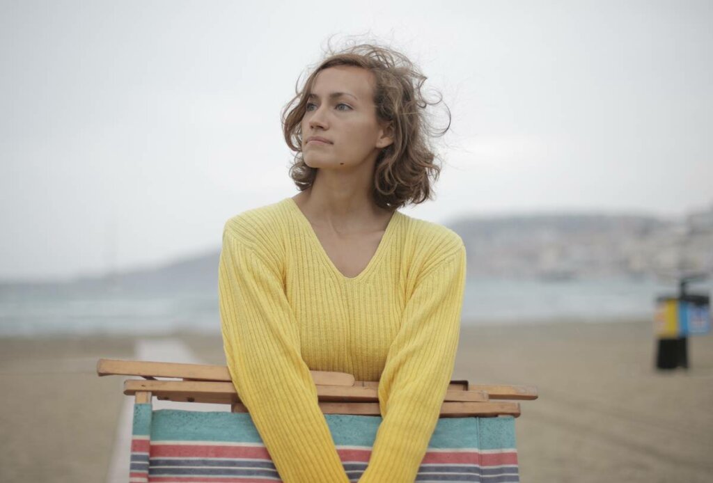 Chica preguntándose cómo encontrar pareja si soy una persona solitaria