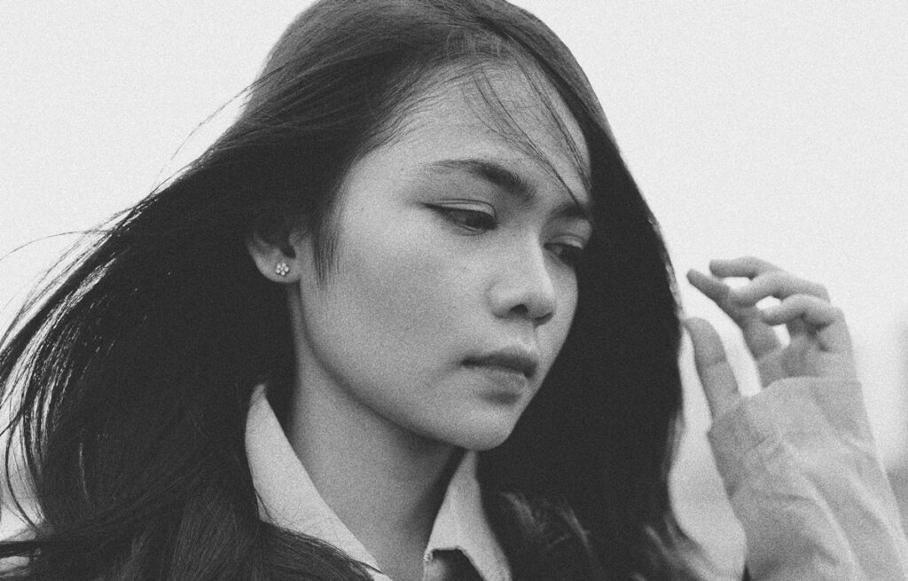 chica pensando que mi pareja no tiene amigos