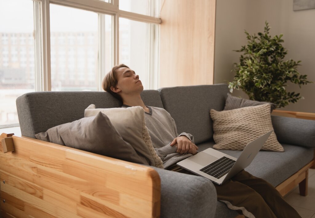 Chico pensando que solo quiero dormir