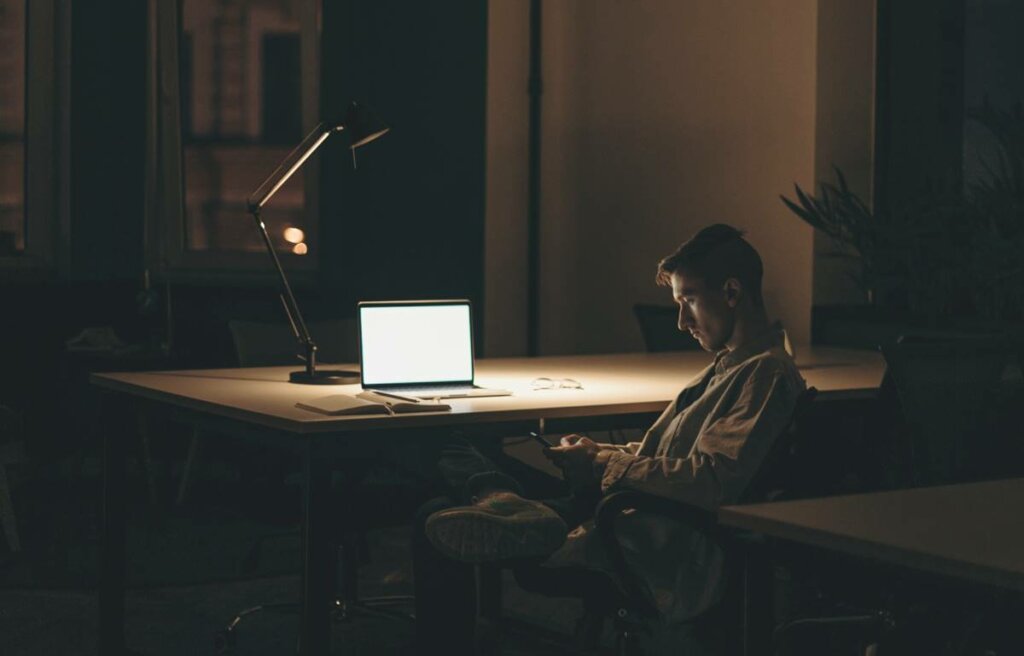 chico sufriendo la sobrecarga labora