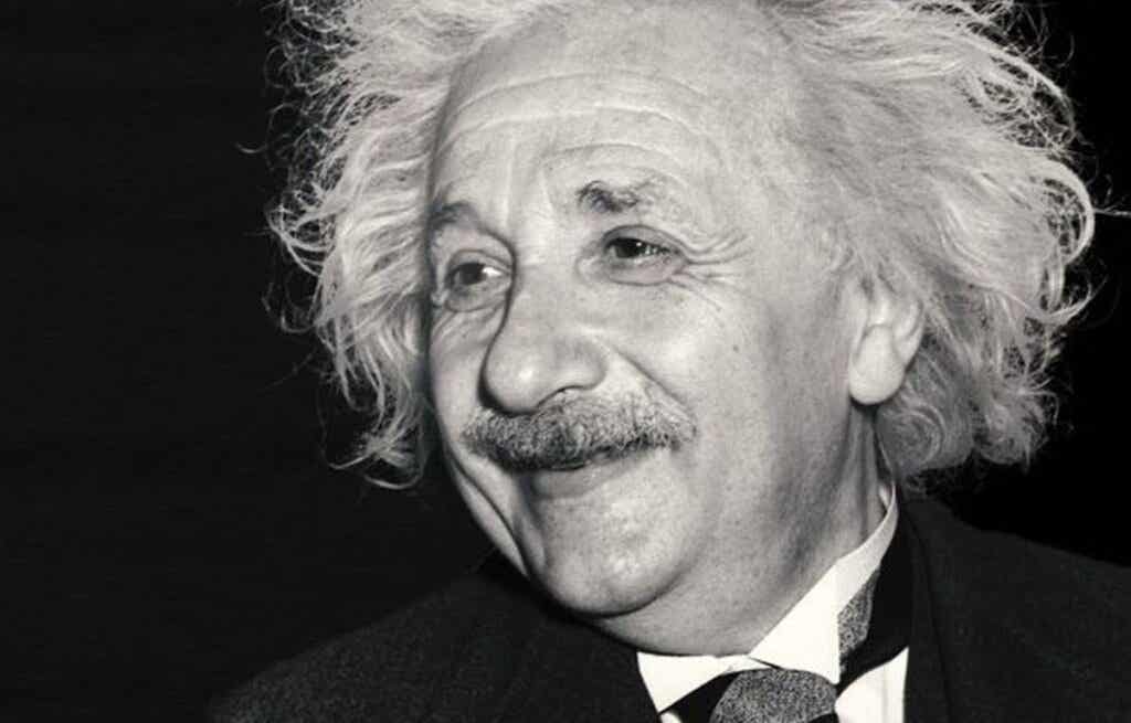 Einstein representando las cajas de arena mentales