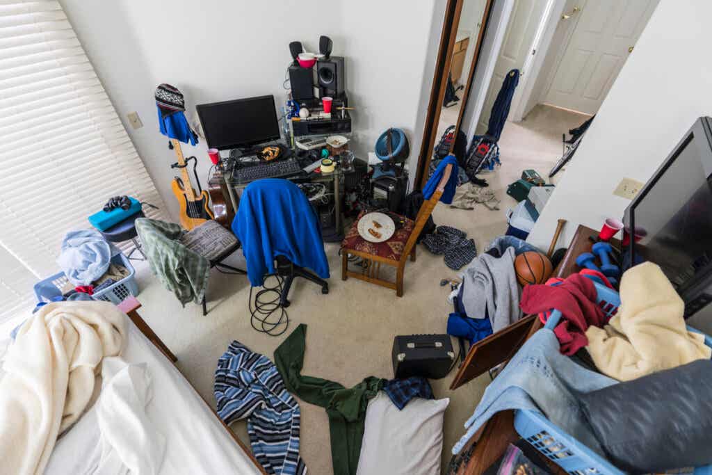 Habitación de un adolescente desordenada