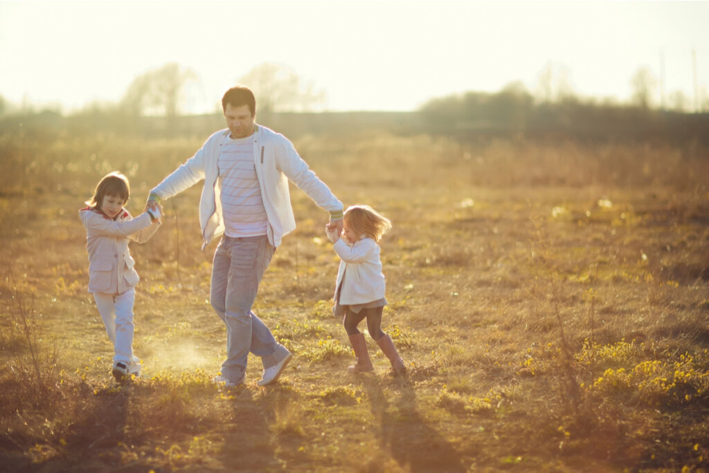 Hermanas enfadados y padre pensando en cómo prevenir los celos