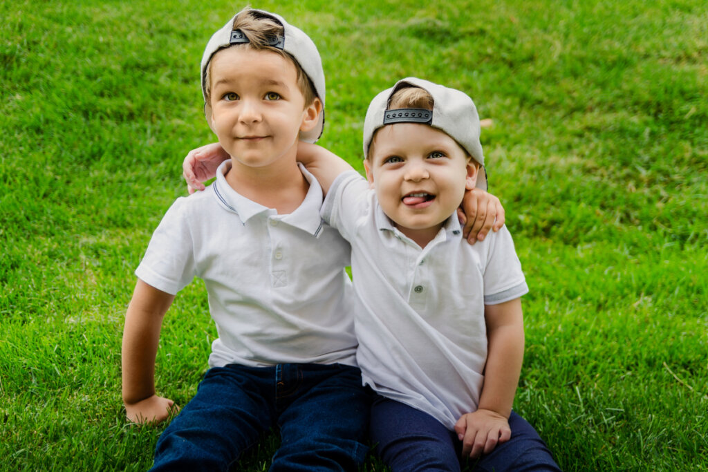 Hermanos pequeños en el césped