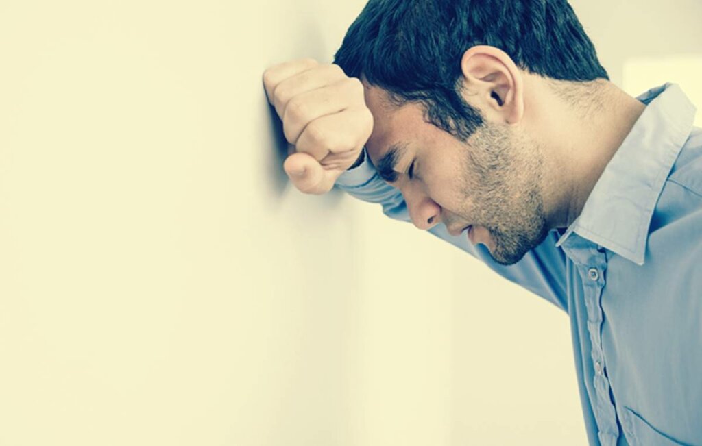 Hombre que sufre ansiedad y dificultad para respirar