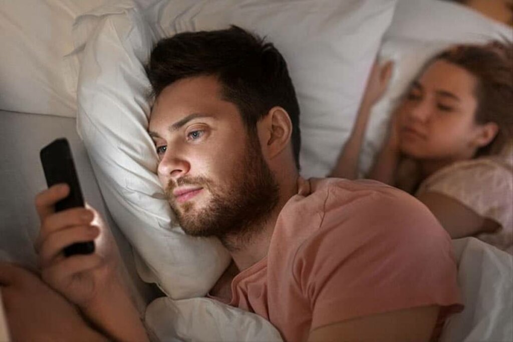 Homme pratiquant l'infidélité numérique