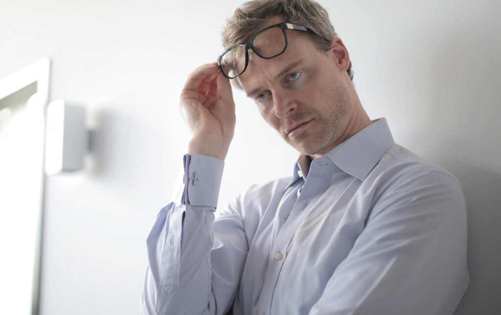 Uomo che si chiede perché mi sento irritabile ultimamente.