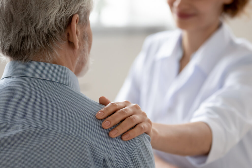 Hombre en terapia neuropsicológica